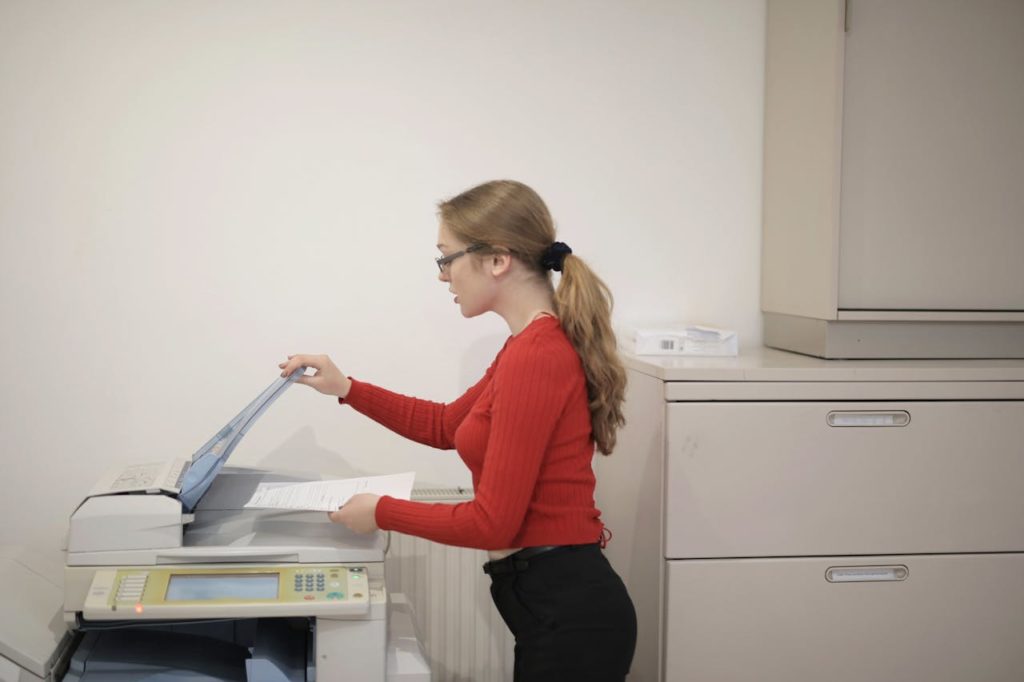 Dokumentum másolása digitális másológépen fekete-fehér és színes kivitelben