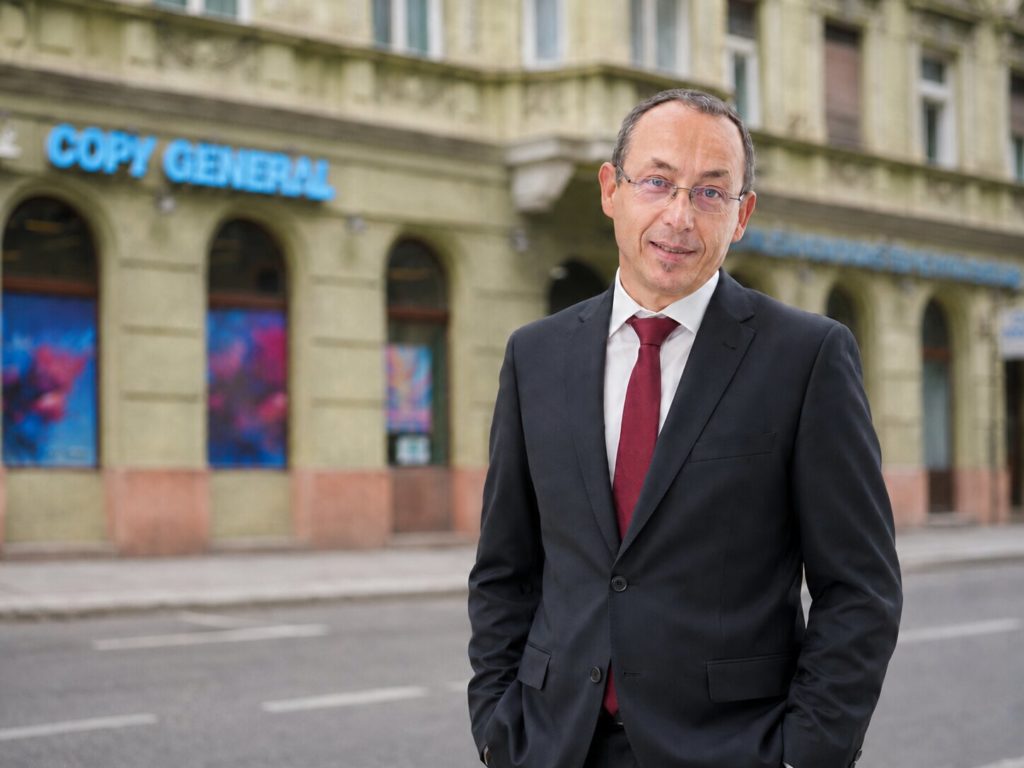 Nyomdai szakember és ügyfél közösen választ nyomtatási megoldást egy mintakönyv segítségével